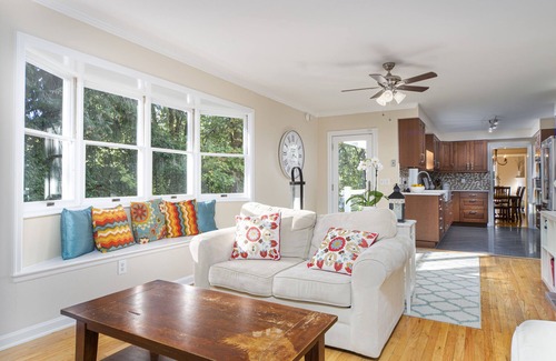 Lake Grove House | Lake Oswego Home for the Summer ! Central to Restaurants and All PDX Offerings