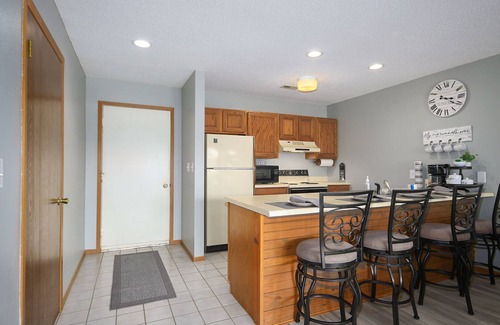 Lake Ozark Condo | Lake Ozark Condo w/Lake View + Boat Rental Option
