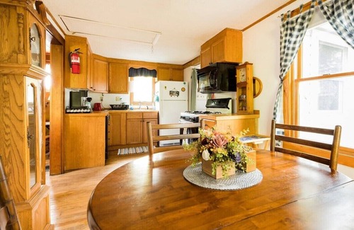 Coventry Lake Cabin | Lake - PetsOK - Wi-Fi - W&D - Fire Pit - Kayaks