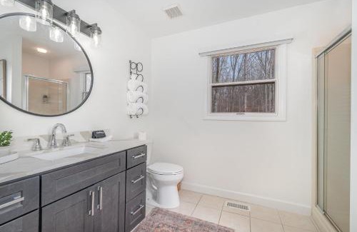 Stokes House | Lake Point Escape on Belews Lake