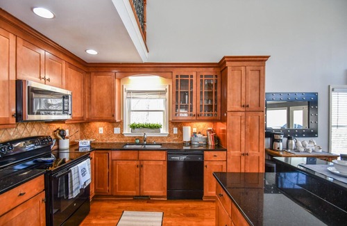 Dawsonville House | Lake Retreat - near wineries, shopping & hiking. Pet friendly. Game room!