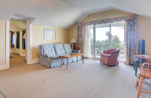 Georgina Cottage | Lake simcoe Retreat!!! Waterfront cottage with deck (Shelter)