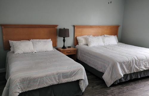 Upper Peninsula Michigan Hotel | Lake Superior View- 3 Bedroom Suite at Econo Lodge Lakeside