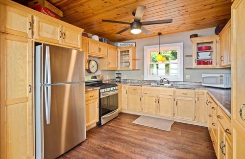 Annandale House | Lake Sylvia Cabin - Stunning Waterfront Views