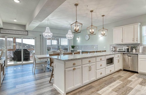 Branson Theater District House | Lake Table Rock- Min to Entertainment w Free Daily Tickets, Private Hot Tub, Games! Great Location