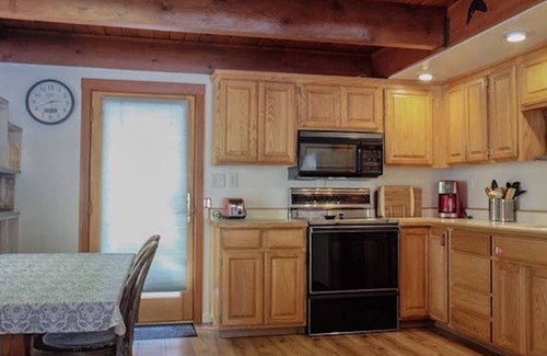 Al Tahoe Cabin | Lake Tahoe gem, 8 minutes to Heavenly, 3 blocks to the Lake and Regan Park