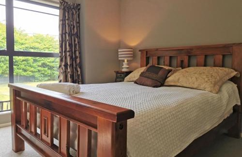 Waipahihi House | Lake Taupo Holiday Home