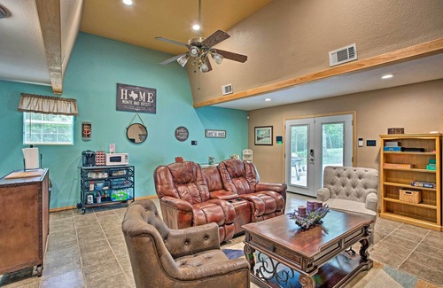 Pottsboro Cabin | Lake Texoma Cabin - 1 Mi to Park & Boat Ramp!