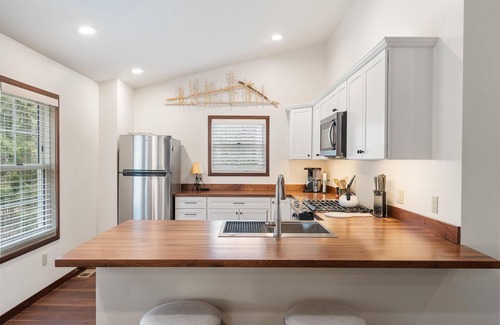 Petoskey Condo | Lake. Trails. Ski. Repeat. - Cozy Condo Between Petoskey & Harbor Springs