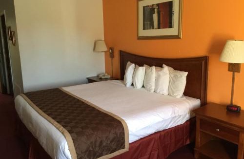 Marion Hotel | Lake Tree Inn & Suites