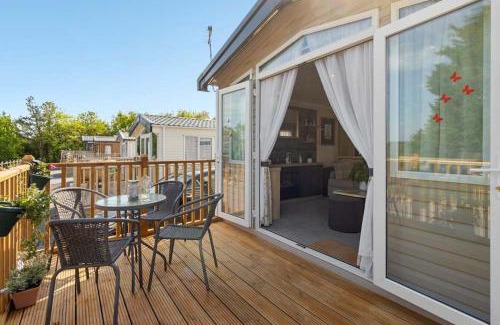 Cheriton Bishop Ski Chalet | Lake View Escape - Fishing Lakes, Heated Outdoor Swimming Pool on Sister Park 500yds - Shorts Stays UK