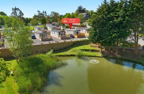 Cheriton Bishop Ski Chalet | Lake View Escape - Fishing Lakes, Heated Outdoor Swimming Pool on Sister Park 500yds - Shorts Stays UK
