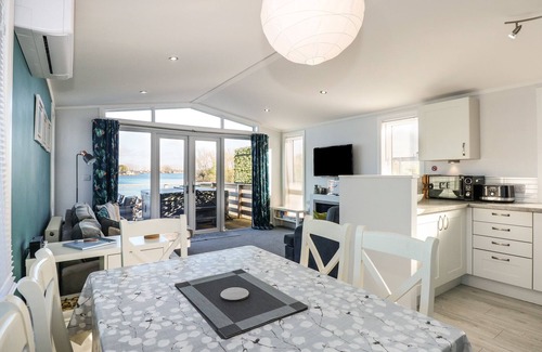 Frognall Cottage | LAKE VIEW LODGE, pet friendly, luxury holiday cottage in Tallington