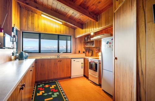 Pukawa House | Lake View Lodge - Taupo Holiday Home