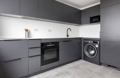Woodberry Down Apartment | Lake View Minimalist Apartment|3 Beds|6 Guest