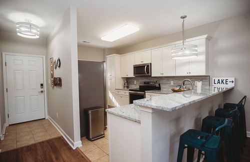 Huddleston Condo | Lake, views and amenities galore!