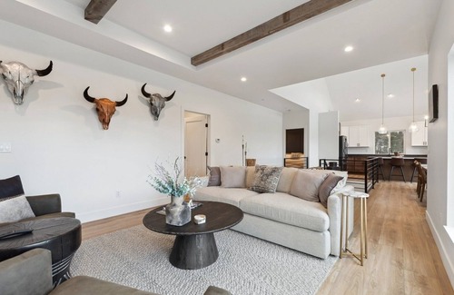 Lakeside House | Lake Views, Modern & Luxurious, Walk to Town