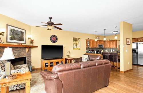 Lutsen House | Lake views throughout. Next to golf, hiking/biking trails and winery.