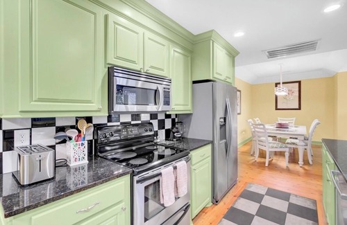 Twin Oaks Villa | Lake Village Cottage 18