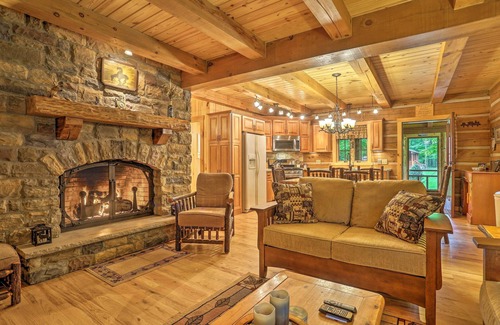 Greentown Cabin | Lake Wallenpaupack Cabin w/Shared Pool!