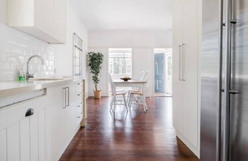 Peregian Beach Cottage | Lake Weyba Noosa Lodge & friendly kangaroos