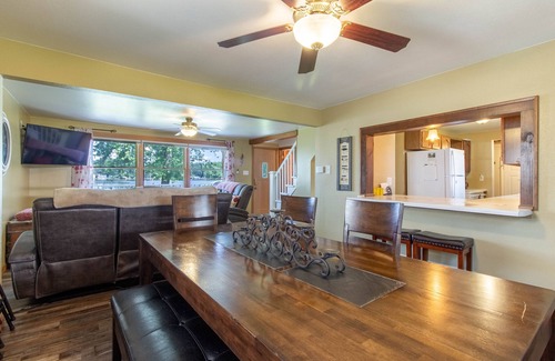 Black Wolf House | Lake Winnebago Water Front! Fishing! Boating! Quiet Bay! EAA!