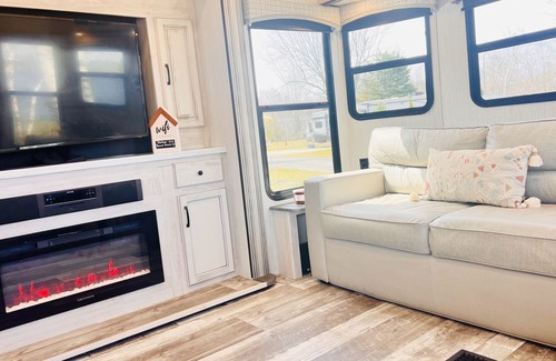 Halton Hills House | Lakefront 1 bedroom tiny home