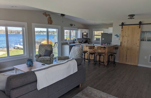 Hale Cottage | Lakefront 2-bedroom 2 bath, Sandy Beach & Pontoon, AC, wifi & newly renovated.