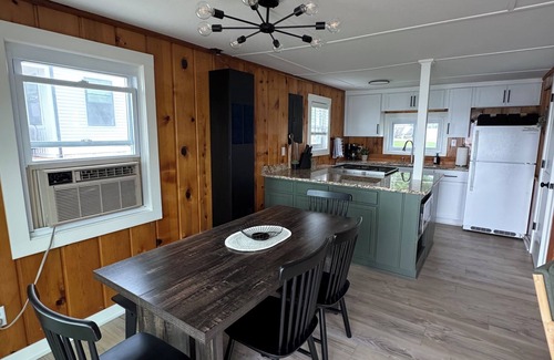 Paris Cottage | Lakefront 2 Bedroom Cottage Getaway on Chippewa Lake, Michigan