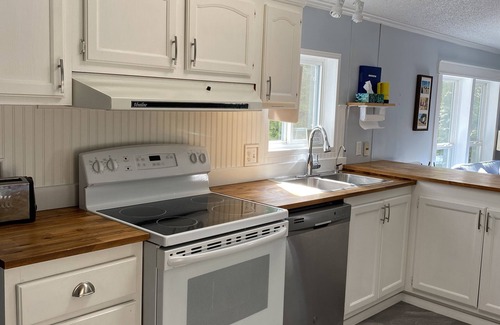 Manitoulin District Cottage | Lakefront 3-bedroom family friendly cottage on Lake Kagawong