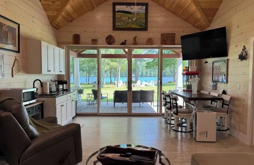 Oakland House | Lakefront 3 bedroom pet friendly on Messalonskee. Relax, rejuvenate, and restore