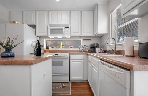 Tallahassee House | Lakefront 3BD - Ping Pong, Movie Nights - Near FSU