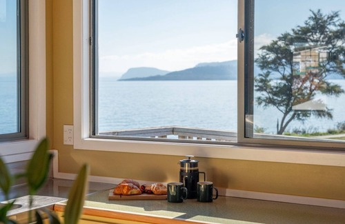 Waitahanui House | Lakefront at 5 Mile - right on the lake!