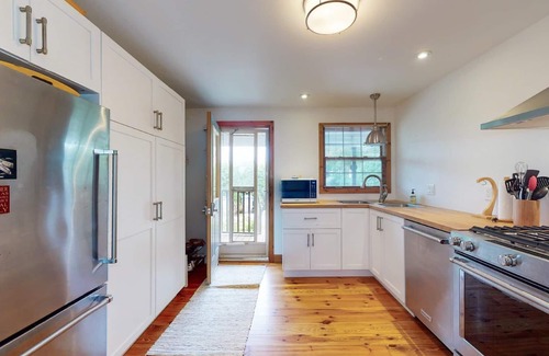 Dashwood Cottage | LAKEFRONT Beach House - Private Beach