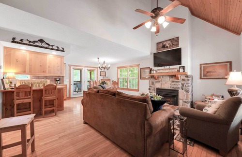 Reeds Spring Cabin | Lakefront Branson Cabin: 6 Mi to Branson Strip!