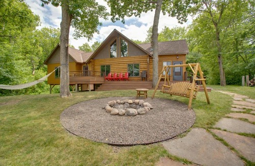 New London House | Lakefront Cabin Retreat, 2-Acre Lot with Deck!