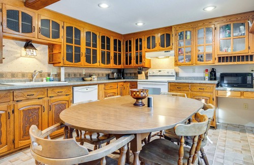 Cecil Cabin | Lakefront Cabin w/Shared Beach in Cecil!