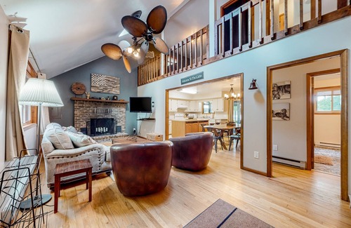Pocono Summit Cabin | Lakefront cabin with sauna, dock, & screened porch - near resort/golf/casinos