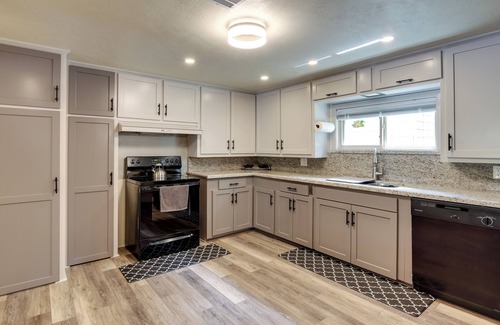 Wellborn Cottage | Lakefront College Station Home Near Texas A & M!