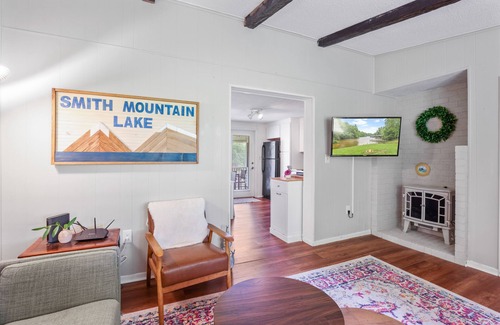Goodview Condo | Lakefront Condo w/Boat Launch! 20 Min to Smith Mtn Lake State Park!