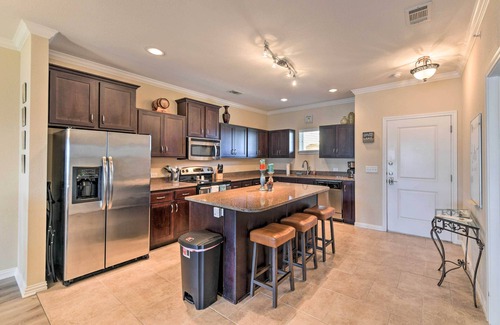 Eureka Condo | Lakefront Corsicana Condo: Pool & Private Balcony!