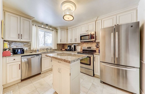 Springwater Cottage | Lakefront cottage 15 min away from Wasaga Beach