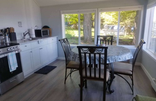 Wellington Cottage | LAKEFRONT COTTAGE #1 - PRINCE EDWARD COUNTY - LAKE CONSECON RESORT