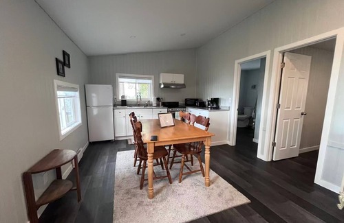 Wellington Cottage | LAKEFRONT COTTAGE #6 -Close to Sandbanks - LAKE CONSECON RESORT