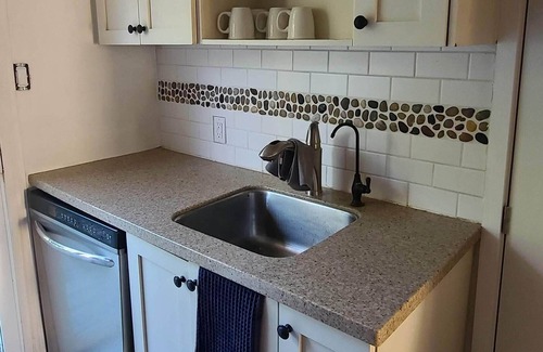 Selkirk Cottage | Lakefront Cottage - Erie Breeze - 3 bedroom, WIFI