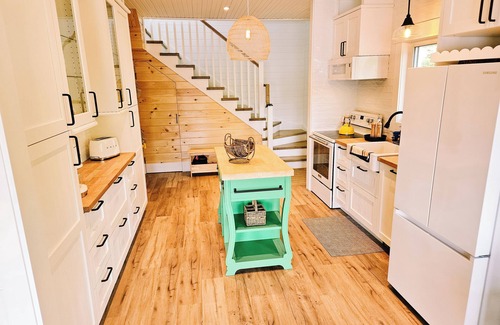 Torrance Cottage | Lakefront Cottage in Muskoka | SAUNA & Beach