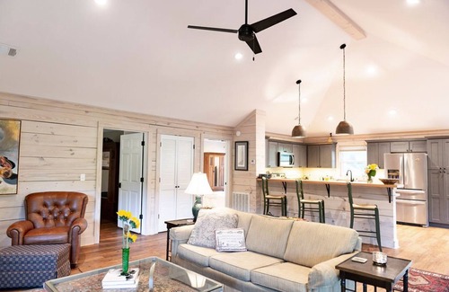 Rolling Wood House | Lakefront Cottage minutes from Oxford