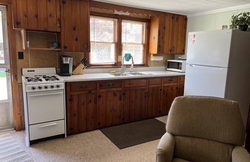 Bradley Cottage | Lakefront Cottage sleeps 6