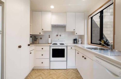 Kelvin Heights Apartment | Lakefront Cottage Sum