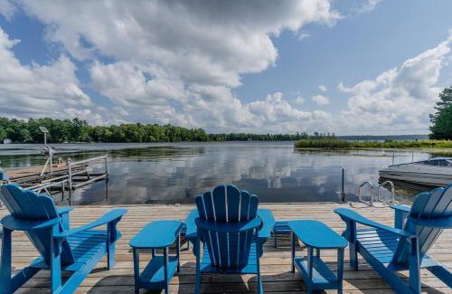 Bobcaygeon House | Lakefront cottage with golf area BBQ pool table